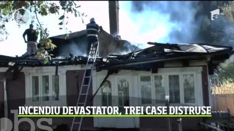 Incendiu de proporţii într-o localitate din Neamţ. Trei case şi două anexe au ars aproape în totalitate - VIDEO