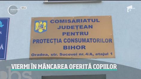 Viermi în mâncare, oferta unui chioşc şcolar din Bihor