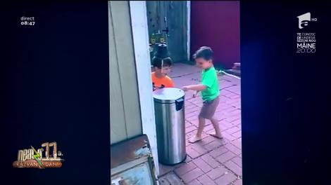 Faze tari la Neatza: coșul de gunoi, locul preferat de joacă al copiilor