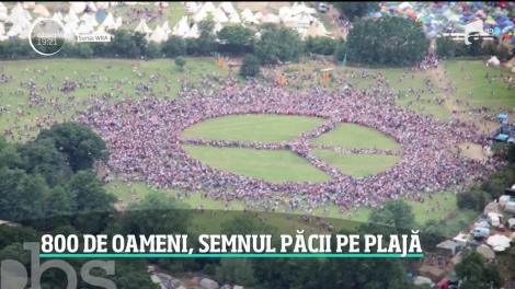 Sute de oameni au făcut semnul păcii pe plaja Modern din Constanța