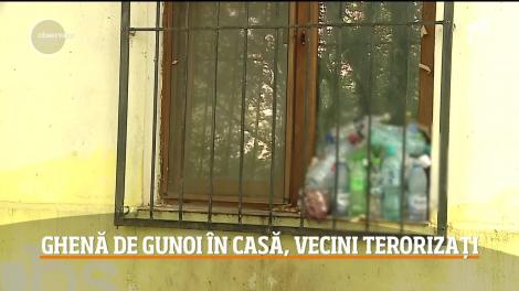 Vecini terorizați. Un constănţean care adună gunoaie a umplut un bloc întreg de gândaci