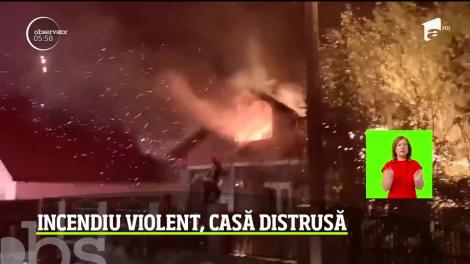 Incendiu violent într-un sat din judeţul Teleorman. O casă a fost cuprinsă de flăcări puternice, în miez de noapte