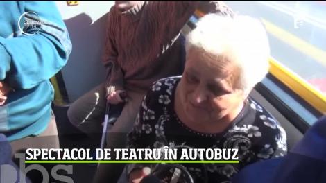 Moment inedit într-un mijloc de transport în comun, din Râmnicu Vâlcea. Doi actori au reuşit să pună în. "scenă" un spectacol de teatru
