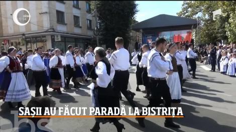 Parada sașilor de la Bistriţa. Au defilat în costume tradiţionale care au aparţinut străbunicilor