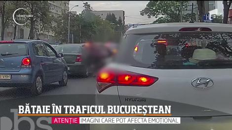 Pasagerii unei mașini, luați la bătaie în mijlocul străzii, sub privirile a zeci de șoferi. Nimeni nu a sărit să-i ajute! - Video