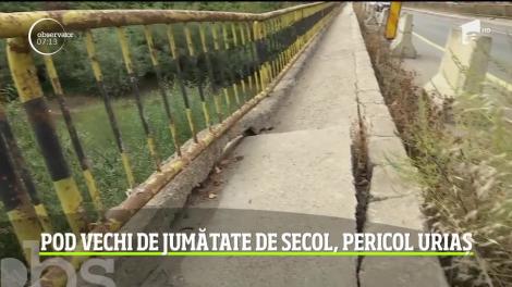 Un pod vechi de jumătate de secol, aflat pe DN1, reprezintă un pericol uriaș pentru șoferi și pietoni