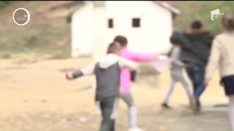 Un profesor de sport din judeţul Prahova strâns de gât mai mulți elevi: „M-a tras de bluză şi mi-a dat cu palma peste faţă şi m-a zguduit aşa de gât”