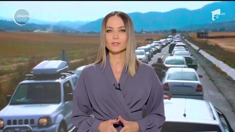 Drumul până la Castelul Bran este mai înspăimântător ca Dracula! Turiştii au fost blocaţi cu orele