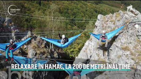 Imagini care taie răsuflarea! Câţiva prieteni şi-au legat hamacul de stânci abrupte şi au rămas suspendaţi la 200 de metri înălţime
