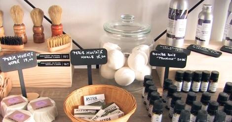 Tinerele din Oradea care au declarat război poluării. Au deschis un magazin unde vând doar produse vrac