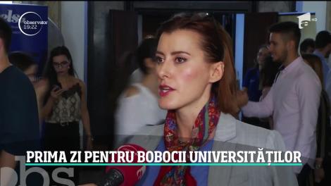 Prima zi pentru bobocii universităților. Concurenţa a fost acerbă şi în vestimentaţie. Cu ce s-au îmbrăcat