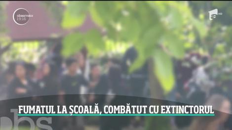 Directorul unui liceu a stins țigările elevilor cu extinctorul! "Din instinct l-am luat în mână..." Ce va păți acesta în urma incidentului