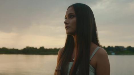 Sacrificiul, episodul 8. Ioana (Oana Cârmaciu) îi spune Evei (Maia Morgenstern) că s-a culcat cu Andrei (Denis Hanganu)