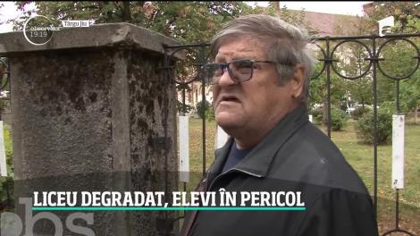 Elevi în pericol! Clădirea unui liceu din Târgu Jiu, veche de o sută de 100 de ani, se dărâmă peste copii