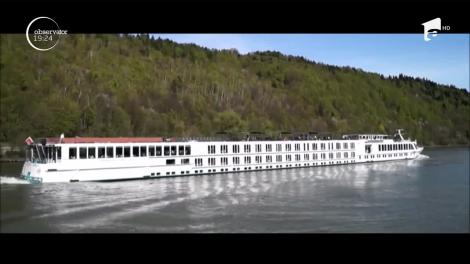 Vacanţă cu peripeţii în Delta Dunării. Nava de lux pe care se aflau a fost lovită de un vas cargo