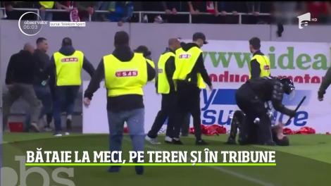 Violenţe la finalul meciului FCSB şi Dinamo. Ultraşii s-au încăierat pe teren şi în tribune