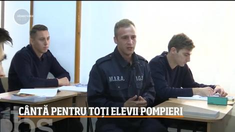 Un tânăr din Baia Mare cântă pentru toți elevii pompieri