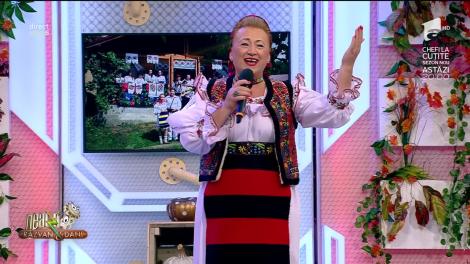 Ioana Bozga cântă melodia Neatza Răzvan și Dani, dedicație pentru matinalii de la Antena 1: Dani se duce la coasă, Că iarba e mare și deasă; Hai, Răzvane! Hai, fuguța! Prinde caii la căruță