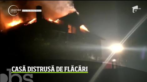 Incendiu puternic la o casă din judeţul Bistriţa Năsăud. Focul a pornit de la acoperiş şi s-a extins rapid şi la primul etaj al locuinţei
