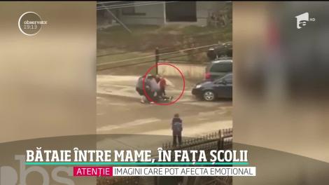 Două mame și-au împărțit pumni și picioare, în fața unei școli din Suceava. Îngrozit, un copil a încercat să le despartă -Video