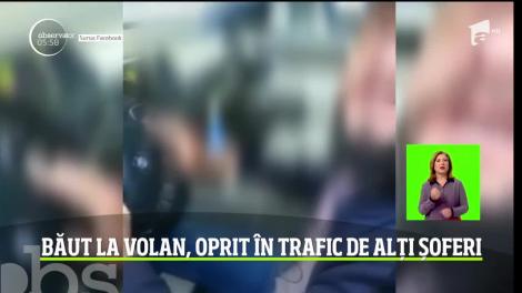 Un şofer care nu-și putea ține capul pe umeri, de băut ce era, a lovit două mașini. Ceilalți șoferi l-au blocat în trafic și de aici a început scandalul