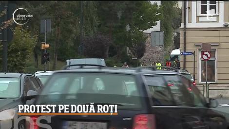 Protest în premieră la Târgu Mureş! Zeci de biciclişti au pedalat prin oraş pentru a atrage atenţia edililor locali