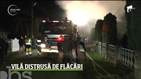 O gospodărie din judeţul Neamţ a fost mistuită de flăcări