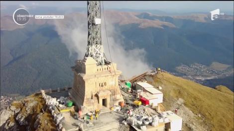 Restaurare la peste 2.000 de metri înălţime! Alpiniştii lucrează la reabilitarea Crucii Eroilor Neamului