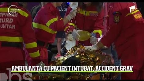 Accident grav în Timiş! O ambulanţă a fost lovită puternic în timp ce transporta un pacient intubat