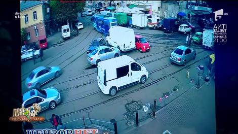 Smiley News - Neatza cu Răzvan și Dani. Atenţie mare unde parchezi: O mașină a provocat haos într-o intersecție din Rusia