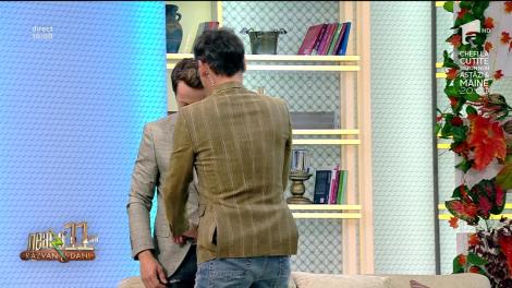 Răzvan Simion i-a ridicat pantalonii lui Dani Oțil, în direct! Au pornit la bătaie, ca motanii din „Tom și Jerry” – Video