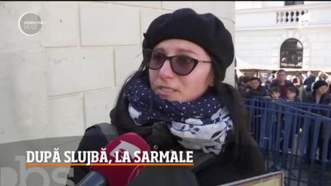 Pelerinajul la Catedrala Mitropolitană din Iaşi se apropie de final. După ce au participat la slujba de hram, credincioşii s-au aşezat la tradiţionala masă a pelerinilor