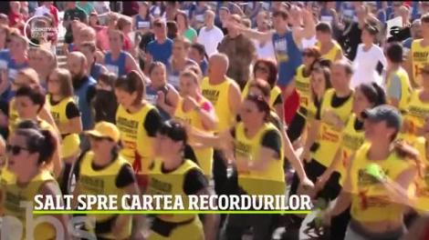 Cea mai mare oră de kangoo jumps din istorie a avut loc la Oradea. Peste 1.700 de oameni echipaţi cu ghete speciale au sărit zeci de minute în sincron