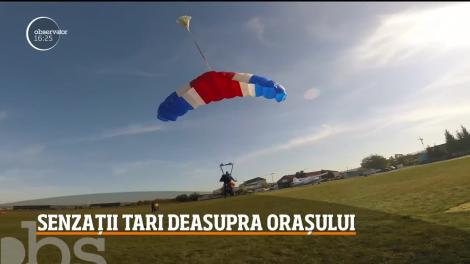 Sărituri cu paraşuta în tandem, de la trei mii de metri, în Târgu-Mureş