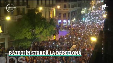 Război în stradă la Barcelona. Mii de oameni s-au luptat cu poliţiştii și au creat haos în jur - VIDEO