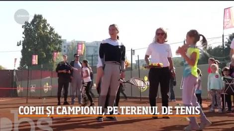Peste 300 de copii din Cluj, pasionaţi de tenis, au intrat pe teren şi au jucat chiar cu Simona Halep, Ilie Năstase şi Ion Ţiriac