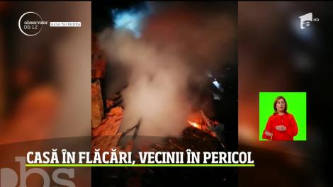 Panică mare într-o localitate din Bistriţa Năsăud. O casă din comuna Şieu Măgheruş a ars ca o torţă, iar flăcările imense au ajuns şi la gospodăriile învecinate