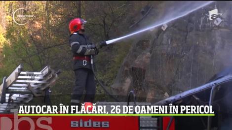 Un autocar plin cu pasageri a luat foc în mers, pe Defileul Jiului! Atenție, imagini greu de privit! Video