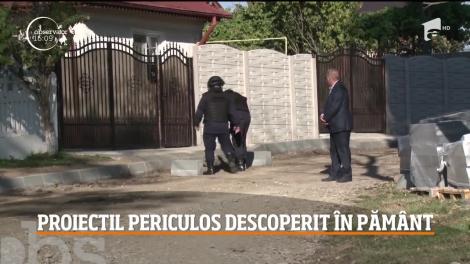 Locuitorii unei comune din judeţul Dâmboviţa au descoperit un proiectil în pământ