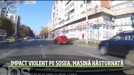 Accident spectaculos în Iaşi! Două maşini s-au ciocnit violent, iar una dintre ele s-a răsturnat! Momentul a fost filmat! Video