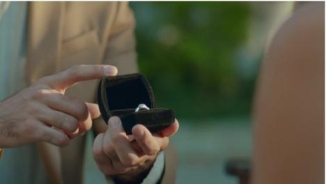 Sacrificiul, episodul 12. Andrei (Denis Hanganu) o cere în căsătorie pe Ioana (Oana Cârmaciu)