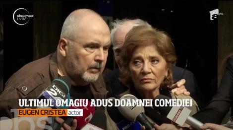 Teatrul Bulandra este în doliu. Zeci de admiratori şi foştii colegi de scenă au venit să-i prezinte omagiile Doamnei Comediei Româneşti