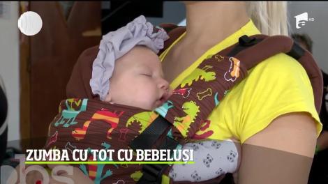 Tinerele mămici merg la sala de sport și fac zumba cu tot cu bebelușii lor, pe care îi ţin într-un ham special