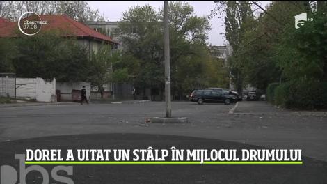 Stâlp în mijlocul drumului, într-un cartier din Galaţi
