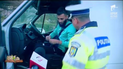 Așa ceva NU există! Un poliţist a rupt mânerul portierei unei dubiţe pe care a oprit-o în trafic! Momentul a fost filmat! Video