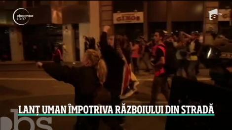 Lanț uman împotriva războiului din stradă, în Barcelona