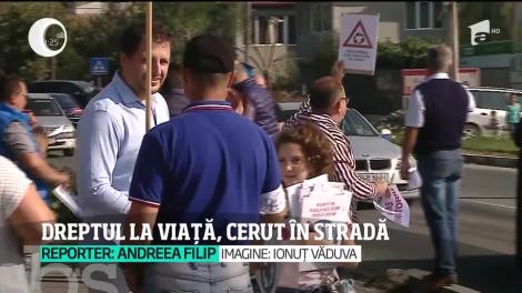 Protest pentru dreptul la viaţă! Mai mulți au ieşit în stradă pentru a cere un sens giratoriu într-o intersecţie din judeţul Constanţa