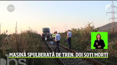Tragedie într-o comună din Dâmboviţa! Doi bătrâni, soţ şi soţie, şi-au găsit sfârşitul în calea trenului, spulberaţi în autoturismul cu care mergeau în vizită la copiii lor
