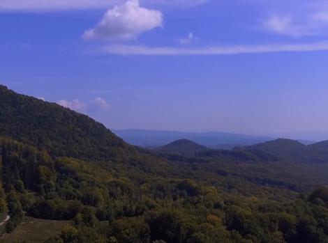 Imagini uimitoare din România. Satul Săcărâmb din judeţul Hunedoara, loc de poveste. Pe vremuri, aici poposeau căutătorii de comori