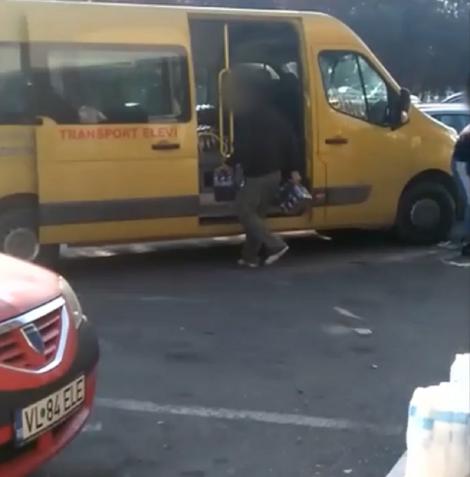 Doi bărbaţi din Vâlcea, filmați în timp ce încărcau în microbuzul şcolar mai multe navete de bere